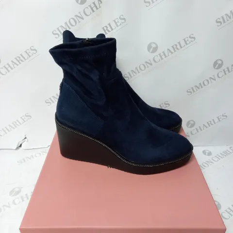 BOXED MODA IN PELLE ALAINA WEDGE HEEL SOCK ANKLE BOOT - NAVY - SIZE 7 