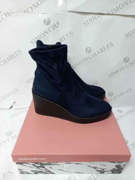 BOXED MODA IN PELLE ALAINA WEDGE HEEL SOCK ANKLE BOOT - NAVY - SIZE 7 