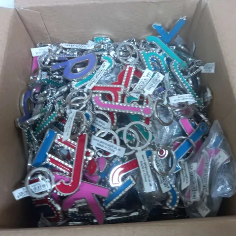 LARGE QUANTITY OF ASSORTED COLOUR LETTER KEYRINGS