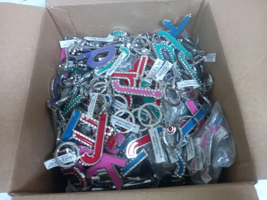 LARGE QUANTITY OF ASSORTED COLOUR LETTER KEYRINGS