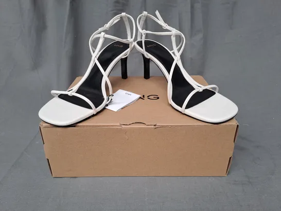 BOXED PAIR OF MNG OPEN TOE HEELED STRAPPY SANDALS IN WHITE UK SIZE 6