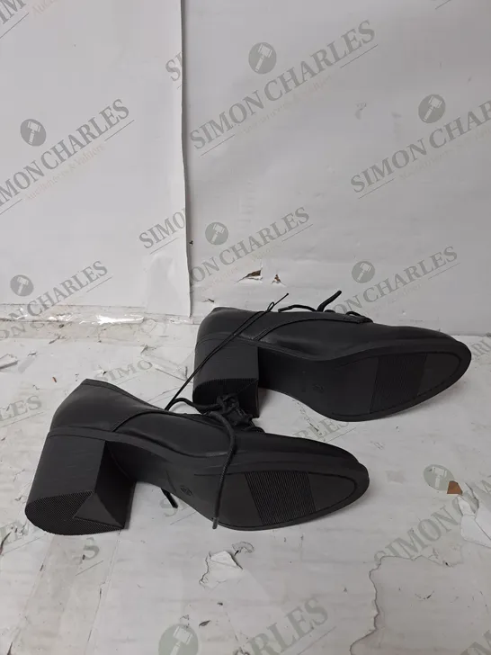 APPROXIMATELY 10 PAIRS OF GEORGE FABULOUS FOOTWEAR BLOCK HEEL SUIT SHOE IN BLACK 