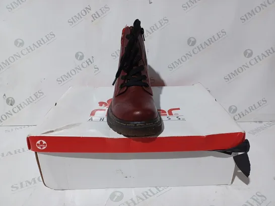 BOXED PAIR OF RIEKER RED INTEREST COLOUR BOOT SIZE 3.5