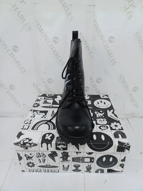 KOI FOOTWEAR MENS BLACK ANIMAL FREE MILITARY BOOTS SIZE 7