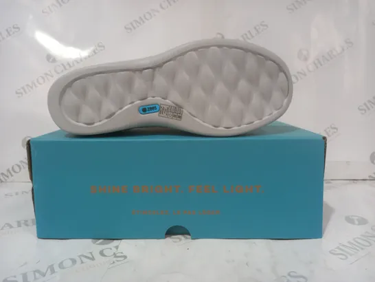 BOXED PAIR OF BZEES SHOES IN WHITE SIZE 7