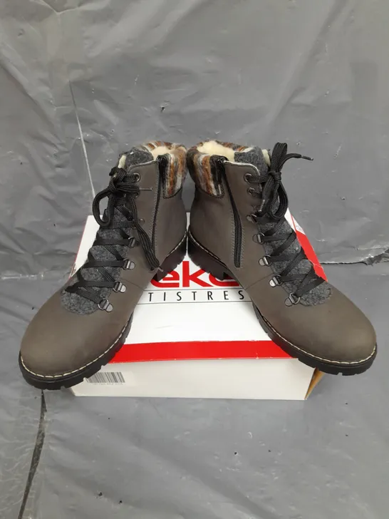 BOXED PAIR OF RIEKER LINED BOOTS IN GREY SIZE 41