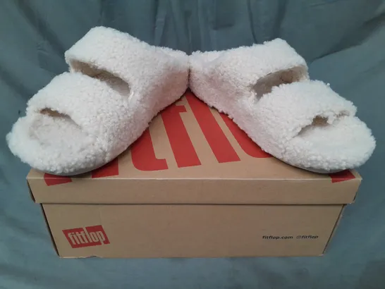 BOXED PAIR OF FITFLOP OPEN TOE FLEECE SANDALS IN IVORY UK SIZE 8