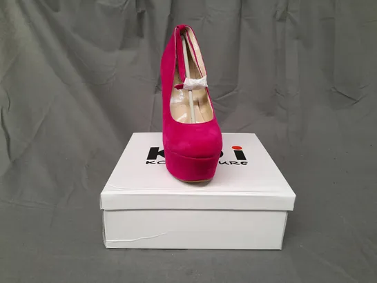 BOXED PAIR OF KOI COUTURE HR5 PLATFORM HIGH WEDGE FAUX SUEDE SHOES IN FUCHSIA SIZE 4