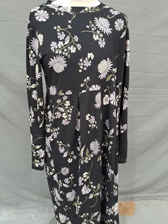 MASAI DRESS IN BLACK W. FLORAL PRINT SIZE LARGE