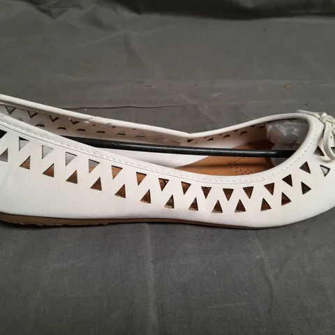 APPROXIMATELY 10 PAIRS OF LADIES SOLE SENSATION CUT OUT DETAIL PUMPS WHITE SIZE 7