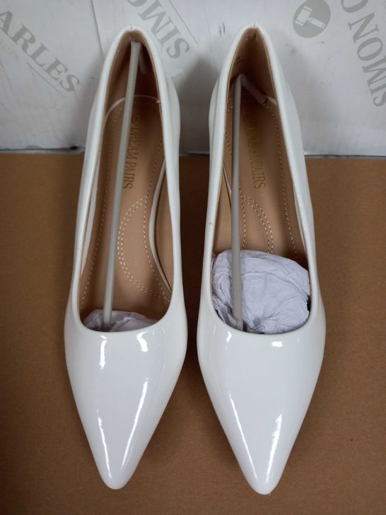 BOXED PAIR OF DREAM PARIS HEELS (WHITE), SIZE 8.5 US