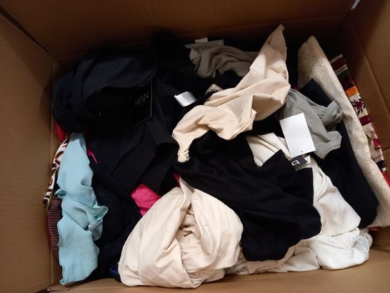 LOT OF APPROX 25 ASSORTED ITEMS OF CLOTHING IN VARYING STYLE'S/SIZES/COLOURS TO INCLUDE: TROUSERS, TOPS, DRESSES