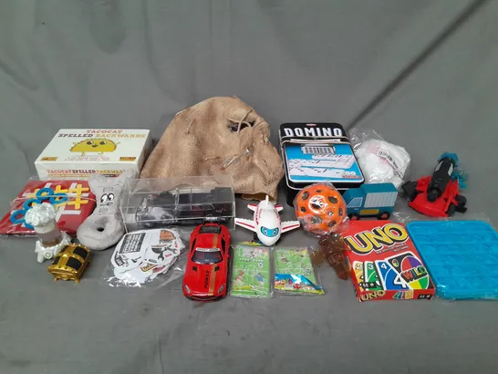 LOT OF ASSORTED TOYS AND GAMES TO INCLUDE MONSTER MASK, UNO AND DOMINOS