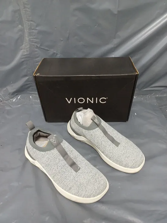 BOXED PAIR OF VIONIC ADVANCED LACELESS TRAINERS GREY SIZE 5 