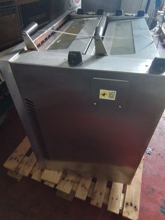 LINCAT COMMERCIAL DOUBLE DECK PIZZA OVEN 