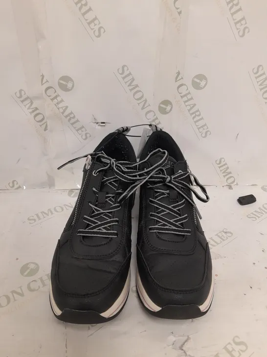 SKETCHERS BLACK TRAINERS SIZE 7