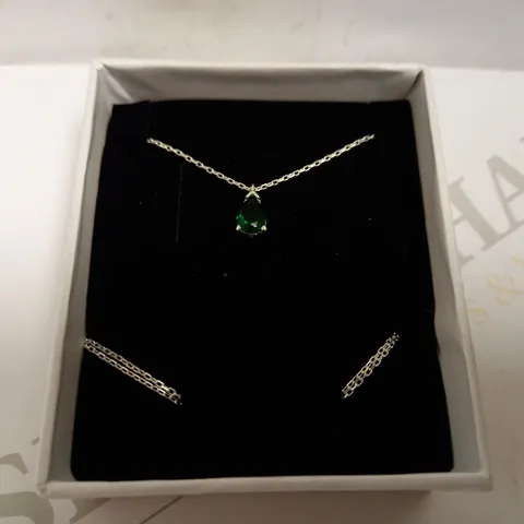 BOXED SILVER EFFECT CHAIN WITH EMERALD EFFECT STONE