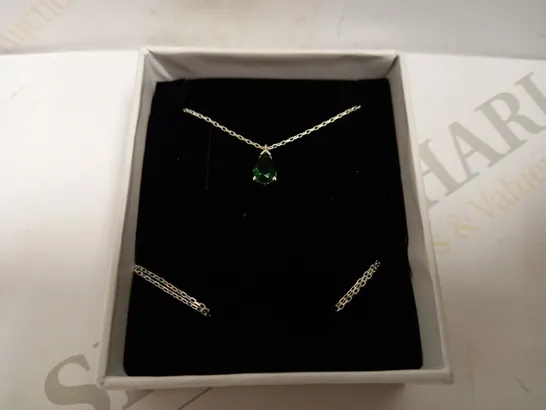 BOXED SILVER EFFECT CHAIN WITH EMERALD EFFECT STONE