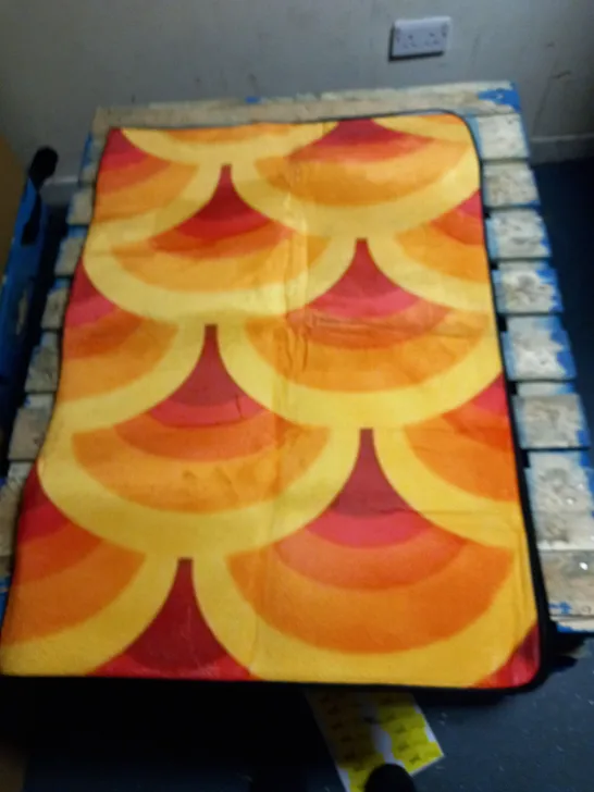 BOXED LIGHTWEIGHT RUG WITH YELLOW/ORANGE/RED DESIGN - SIZE 160CM X 108CM