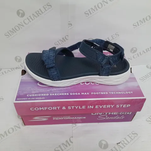 SKECHERS ON THE GO 600 BLUE SANDLE SIZE 6