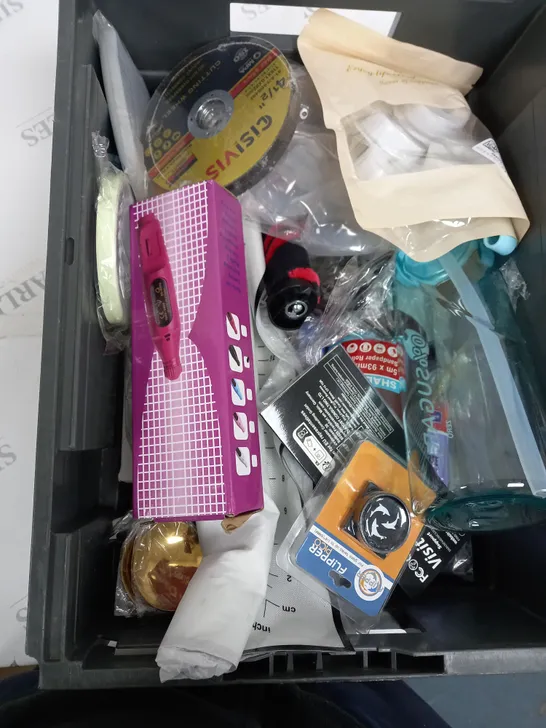 BOX OF APPROXIMATELY 15 ASSORTED ITEMS TO INCLUDE - FLAVOURED BOTTLE, DETAIL CARVER, FLIPPER ETC