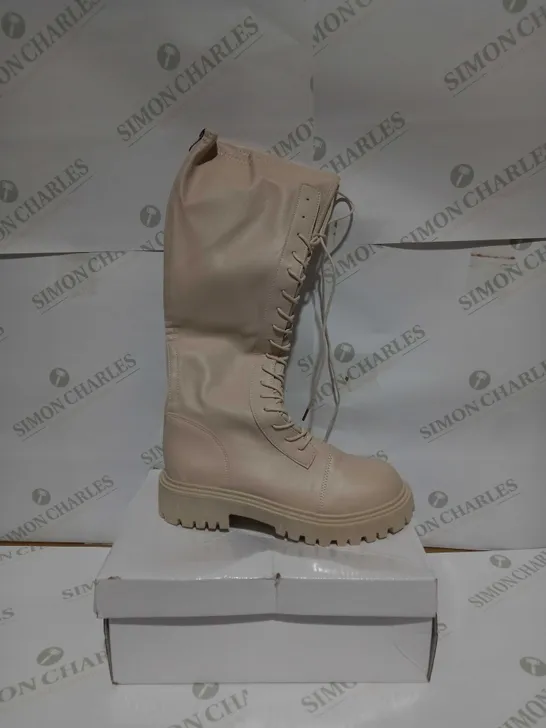 LACE-UP FRONT CHUNKY HEELED COMBAT BOOTS IN BEIGE - UE 40