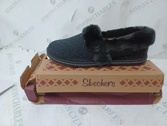 SKECHERS COZY SLIPPER BLACK - SIZE 6