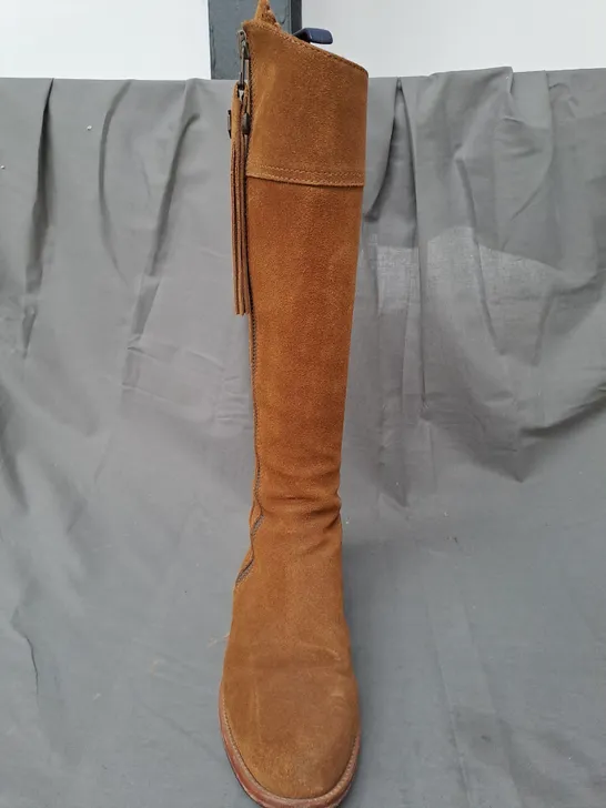 BOXED PAIR OF FAIRFAX & FAVOUR NARROW FIT SUEDE REGINA KNEE-HIGH BOOTS IN TAN SIZE 6