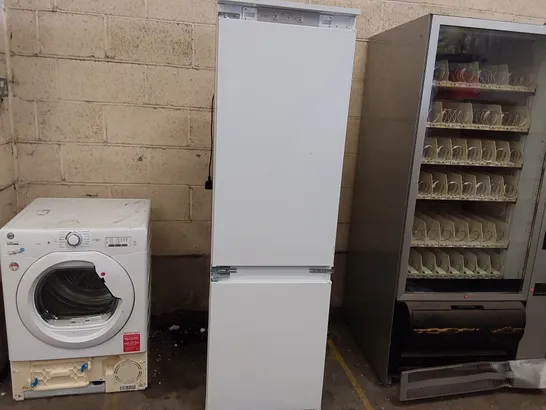 HOTPOINT FREESTANDING FRIDGE FREEZER - WHITE 