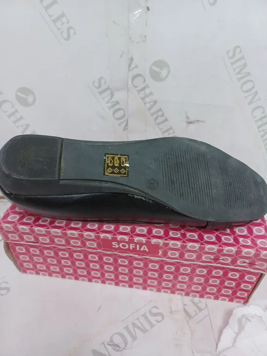 BOX OF APPROXIMATELY 8 SOFIA OPEN TOE LOW BLACK SHOES / SANDALS