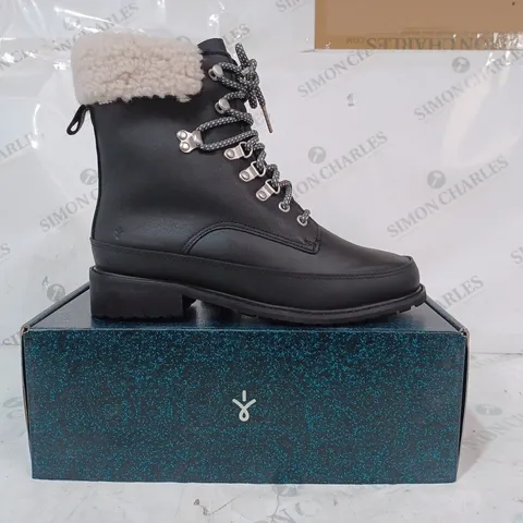 BOXED PAIR OF EMU AUSTRALIA OKAB FAUX FUR ANKLE BOOTS IN BLACK UK SIZE 7