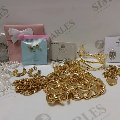 LOT OF APPROX 10 ASSORTED JEWELLERY ITEMS TO INCLUDE TOPSHOP FRESH WATER PEARL EARRINGS, TRUE DECADENCE EARRINGS, GOLD SNAKE BANGLE, ETC