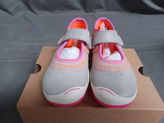 BOXED PLAE KIDS EMME TRAINERS IN SILVER/PINK - UK 11