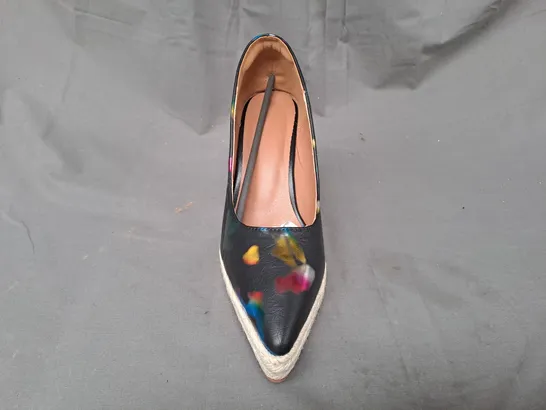 BOXED PAIR OF DESIGNER POINTED TOE HIGH WEDGE SHOES IN BLACK/MULTICOLOUR EU SIZE 41