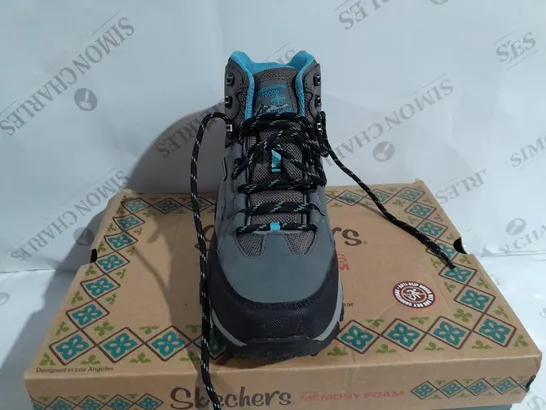 BOXED PAIR OF SKECHERS HIKING BOOTS CHARCOAL SIZE 5