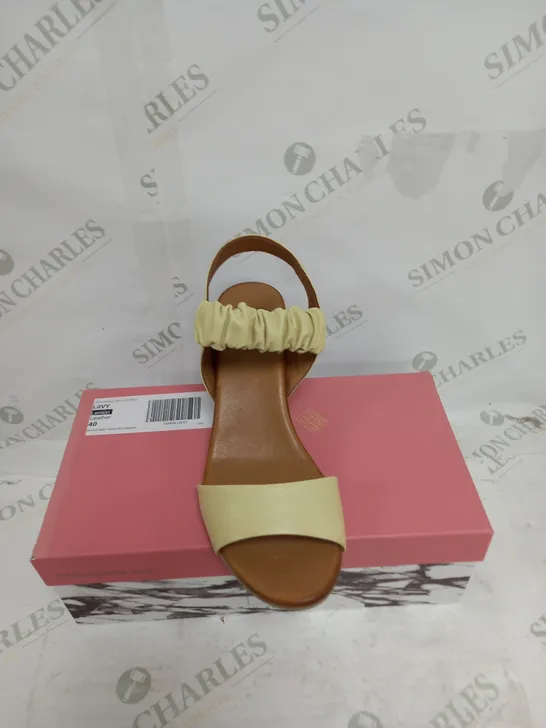 BOXED PAIR OF MODA IN PELLE HEELED SANDALS IN LEMON SIZE 7