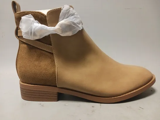 BOXED PAIR OF DESIGNER ANKLE BOOTS IN KHAKI EU SIZE 39