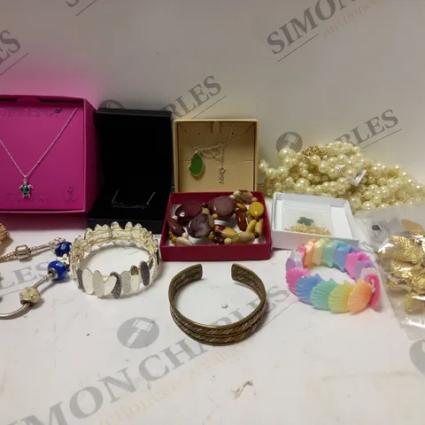 BOX OF APPROX 20 ASSORTED ITEMS OF JEWELLERY TO INCLUDE BRACELETS, WATCHES, NECKLACES, ETC 