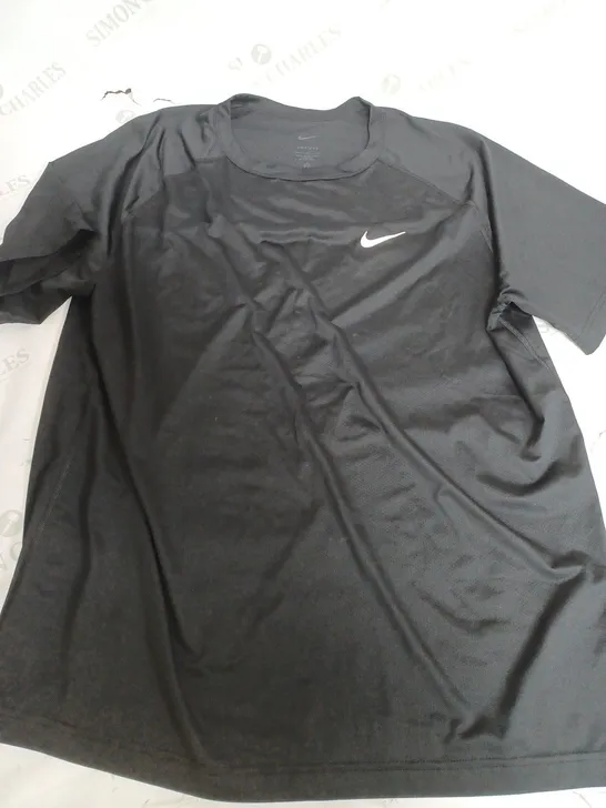 NIKE DRI FIT SHORT SLEEVE T-SHIRT - LARGE