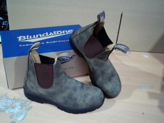 BOXED PAIR OF BLUNDSTONE LEATHER BOOTS TAN SIZE 6 
