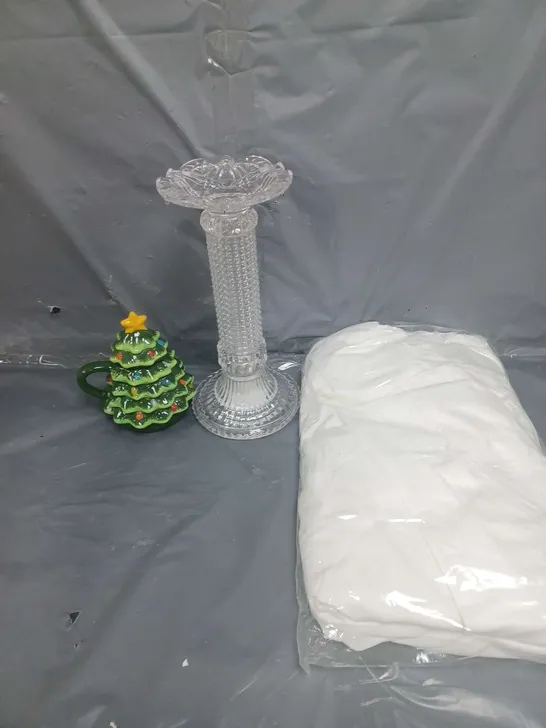 LOT OF APPROXIMATELY 10 HOME WARE ITEMS TO INCLUDE BEDDING, FESTIVE DECORATIONS AND CANDLEWARE