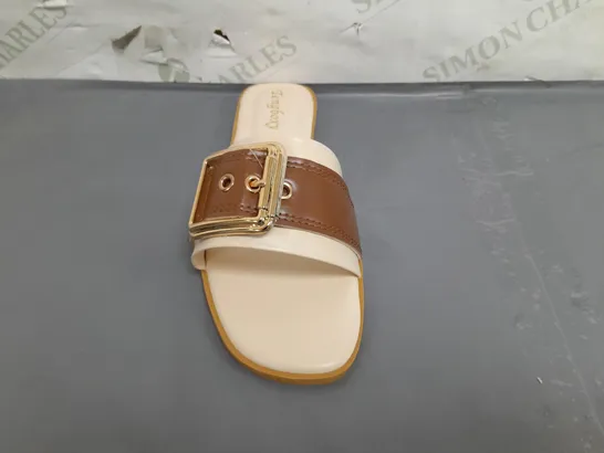 BOXED PAIR OF TENGBOXY OPEN TOE FLAT SLIDES IN BEIGE/BROWN EU SIZE 39