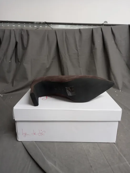 BOXED PAIR OF BDL BROWN STICK HEELS SIZE 9