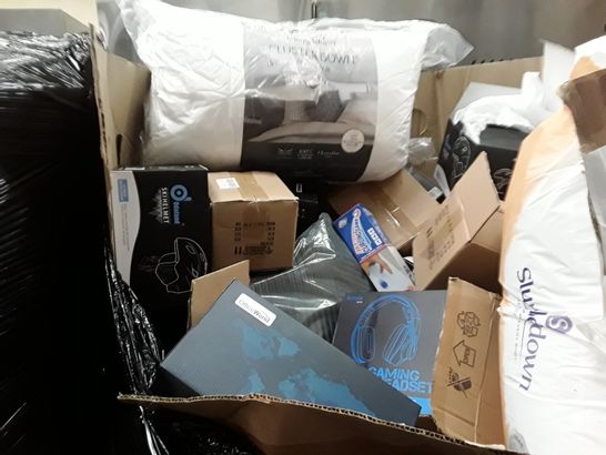 LARGE PALLET OF ASSORTED ITEMS INCLUDING DESIGNER PILLOW SETS, GAMING HEADSETS, SKI HELMET, PRINTER TONER CARTRIDGE, TABLE TOP GAMES AND PUZZLE KITS