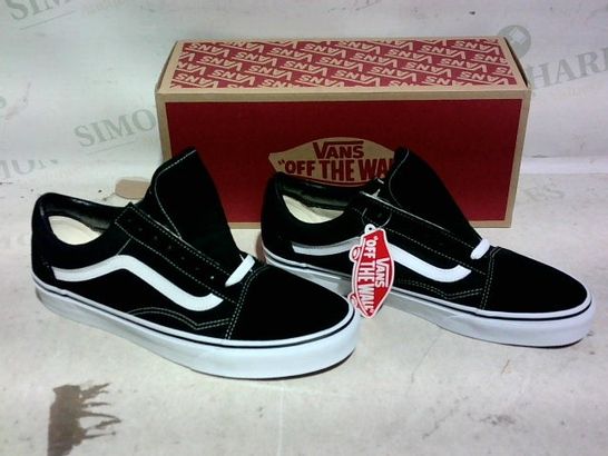BOXED PAIR OF VANS TRAINERS (BLACK-WHITE), SIZE 8.5 UK (42.5 EU)
