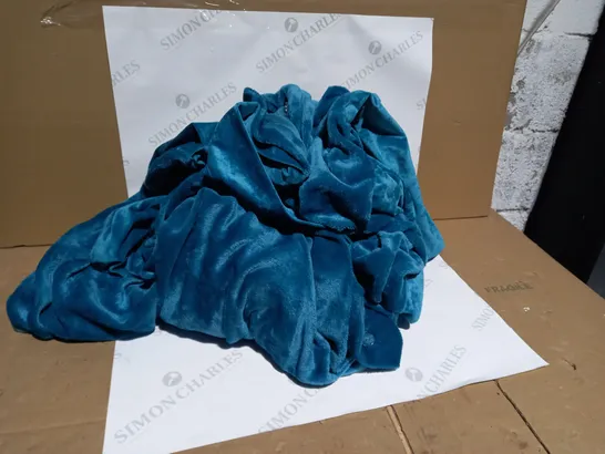 TURQUOISE VELVET THROW