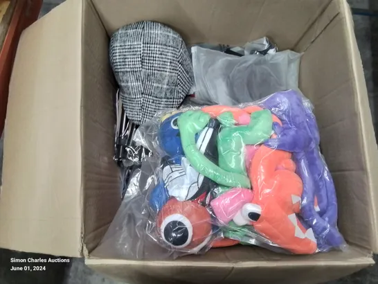 A BOX OF VARIOUS ITEMS TO INCLUDE - 3 VAC PACKED BAGS OF KIDS TEDDY'S VARIOUS T SHIRTS A PARASOL COVER AND A VARIOUS PAIRS OF LEGGINGS 