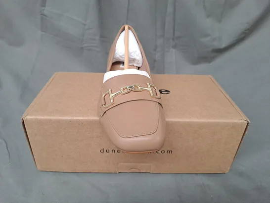 BOXED PAIR OF DUNE LONDON 781 GRACIE LOW BLOCK HEEL SQUARE TOE SHOES IN CARAMEL SIZE 5