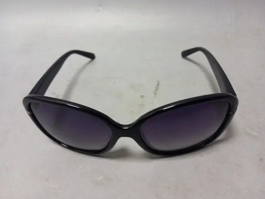 KAREN MILLEN SUNGLASSES IN BLACK FRAME W. PURPLE/GREY GRADIENT LENS