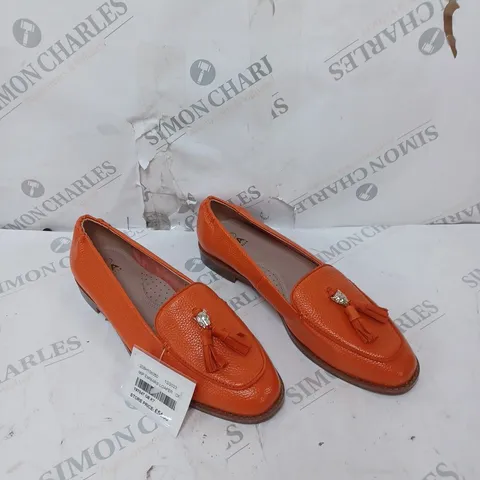 UNBOXED PAIR OF MODA IN PELLE EMMARS LOAFERS IN ORANGE SIZE 7